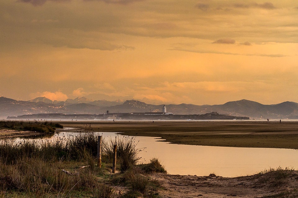 The beach of Los Lances in Tarifa, and Morocco in the background. Photography by Yeray Seminario, Birding The Strait.